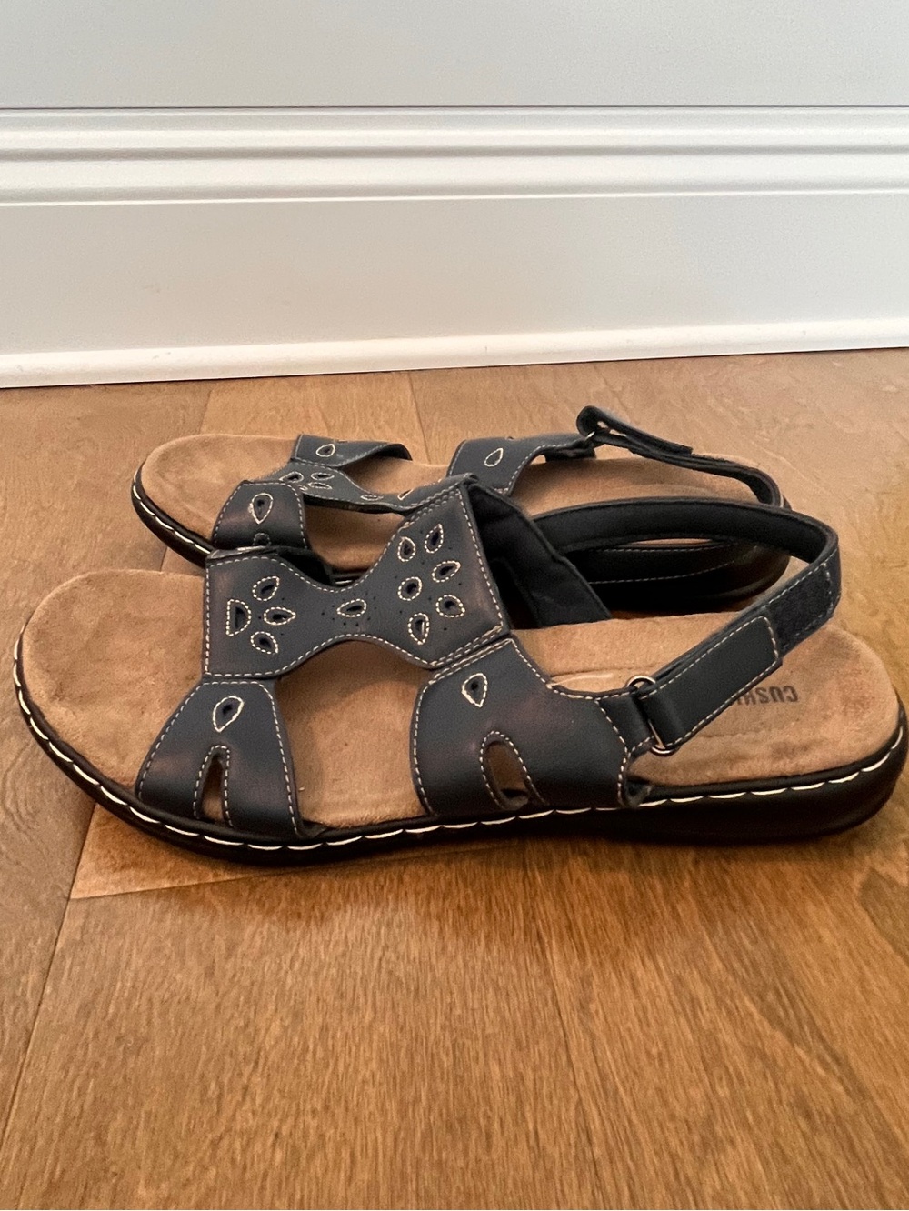CUSHIONAIRE Women's Black Leather Strappy Sandals 9M